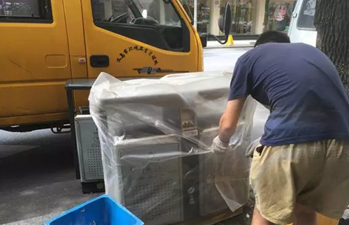    義烏這個(gè)果皮箱有“搞頭”，上面還可以發(fā)布公益廣告