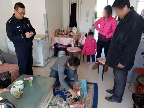 17萬(wàn)當(dāng)垃圾丟掉：驚慌失措！全家上陣翻找垃圾桶