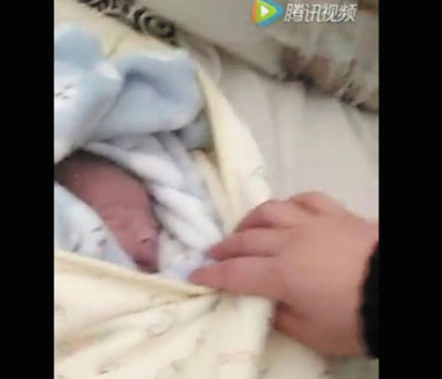 痛心，大連一女?huà)雱偝錾鷥蓚€(gè)小時(shí)就被棄垃圾桶