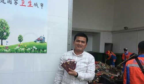 ?？谑忻駚G護(hù)照 環(huán)衛(wèi)工翻檢5噸垃圾找到