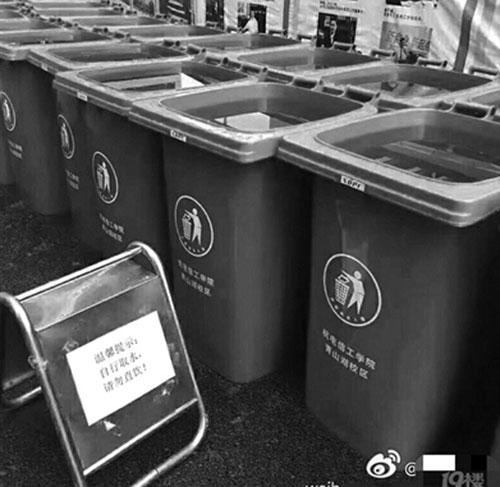 高校用垃圾桶儲(chǔ)水 上貼：自行取水、請(qǐng)勿直飲