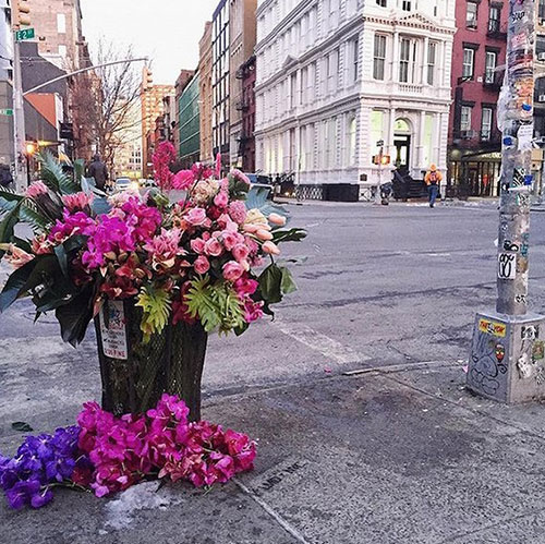 用鮮花，他把紐約的垃圾桶都變成了花瓶
