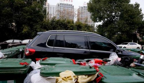 汽車被垃圾桶包圍是被惡搞還是得罪人了？