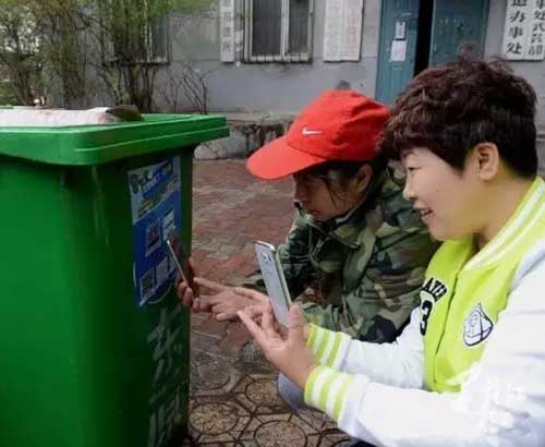 書報亭、早餐車，甚至垃圾桶都有二維碼“身份證”了。