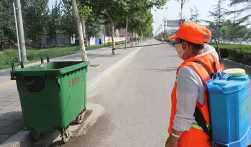 致敬環(huán)衛(wèi)工人，細(xì)心消除垃圾桶邊的蚊蠅