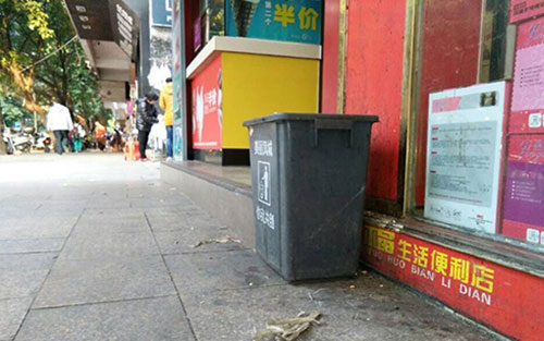 垃圾桶當足球踢？！城區(qū)大半年累計丟近千個垃圾桶